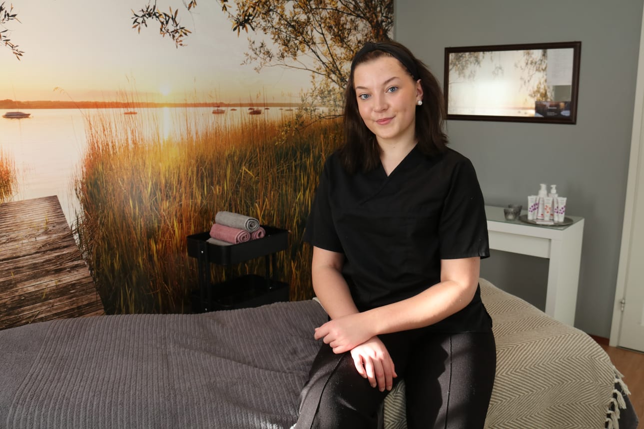 Oona Norjamäki sanoo, että saattaa myöhemmin jatkaa opintojaan. Esimerkiksi estenomin tutkinto kuulostaa kiinnostavalta. – En kuitenkaan ihan heti. Tietysti jotain koulutuksia pitää käydä. Tällä alalla on pakko pysyä ajan hermolla.