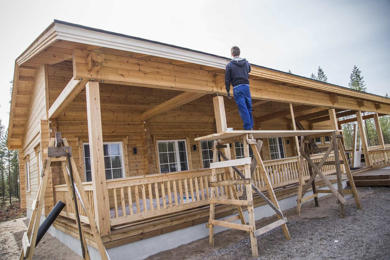 Perheyrityksellä on ollut meneillään lyhyen ajan sisällä useampi rakennusprojekti, joista viimeisin on ollut kesällä aloitettu tilaussauna. ”Olemme viimeistä silausta vaille valmiita. Uusi saunarakennus toimii todella hyvin pienemmälle kokousryhmälle tai virkistyspäivää varten, miksei myös matkailuryhmille.” Kuvassa rakennustyömaalla Sandran avomies Tuomas, joka on yrityksen yksi viidestä vakituisesta työntekijästä.