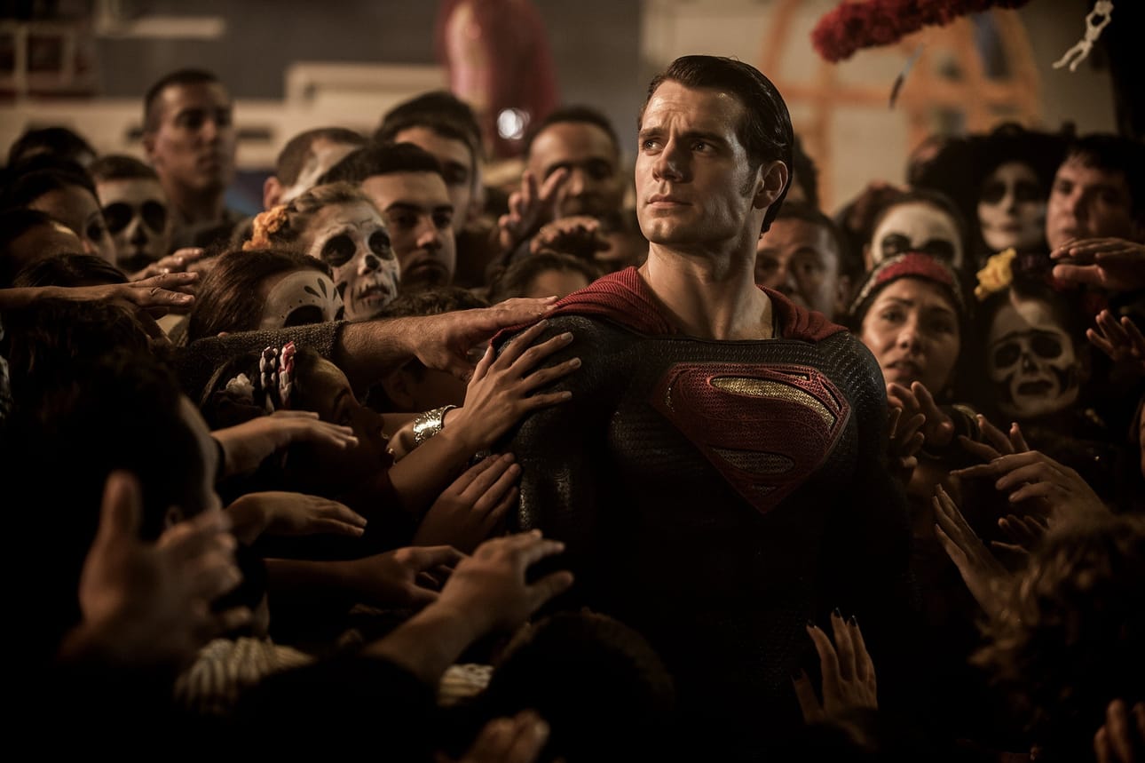 Kun Supermanin (Henry Cavill) voimat alkavat huolestuttaa kansaa ja Batmanin metodit kyseenalaistetaan, asettuvat nämä kaksi legendaarista supersankaria vastakkain.