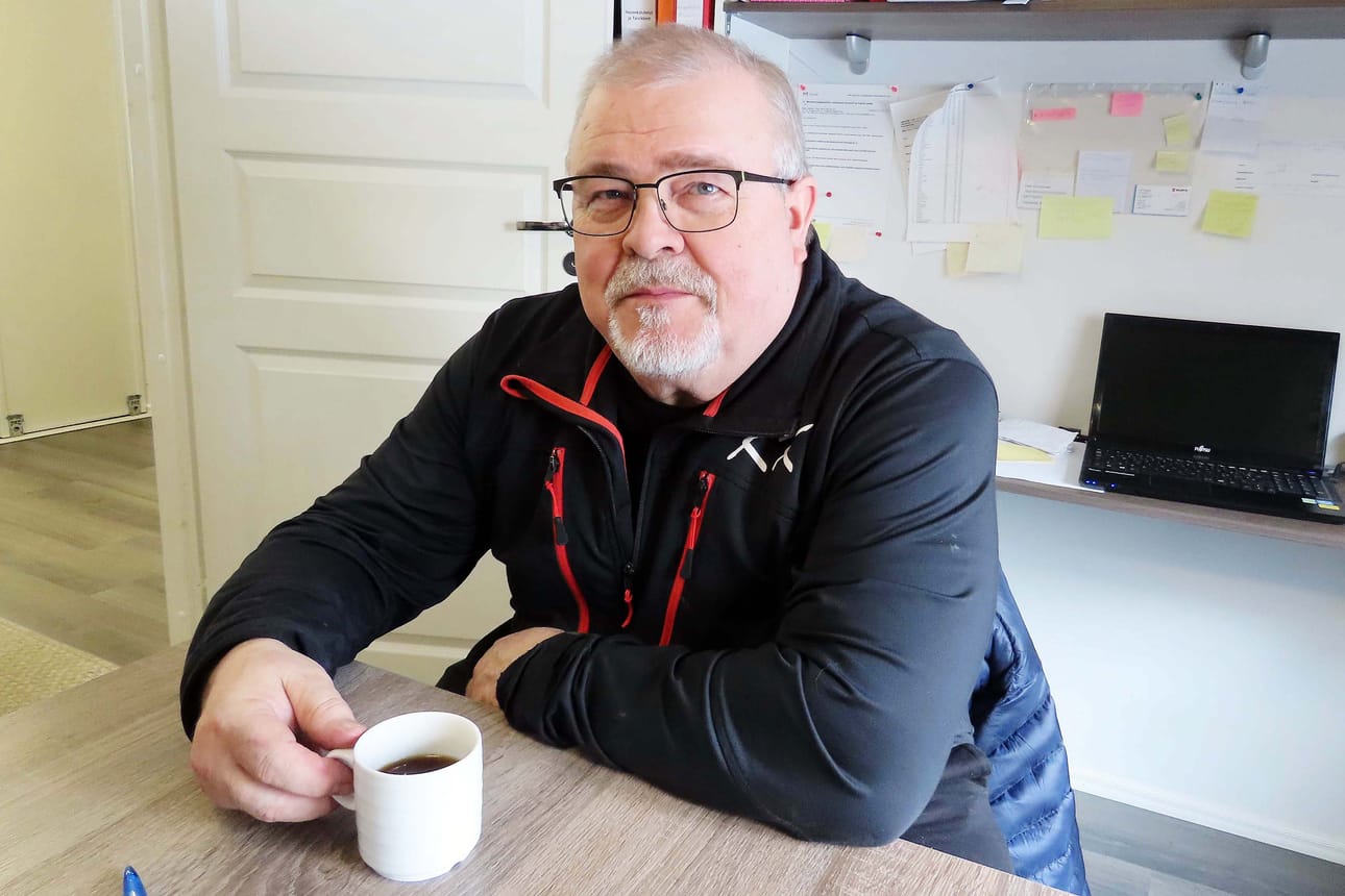 Ismo Manninen (ps.) perusti Utsjoen perussuomalaisten paikallisosaston 13 vuotta sitten. Hän muutti Karigasniemelle 25 vuotta sitten Rovaniemeltä ja tekee yrittäjänä keittiökalusteiden vientikauppaa. – Olen yrittänyt saada virkahenkilöitä ymmärtämään norjankielen merkitystä. Siellä olisi valtavasti töitä.