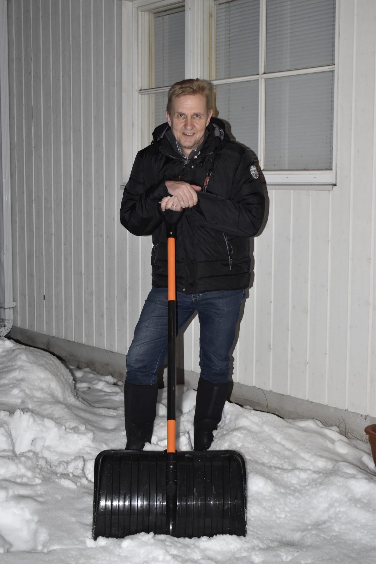 Tänä vuonna lumi tuli aikaisin, joten lumitöitä on riittänyt ja hiihtämäänkin Kari Keränen on jo päässyt.