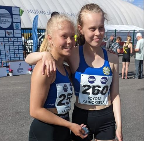 Sara Vuorela ja Katariina Leppäaho ottivat SM-hopeaa T15-sarjan keihäänheiton joukkuekilpailussa.