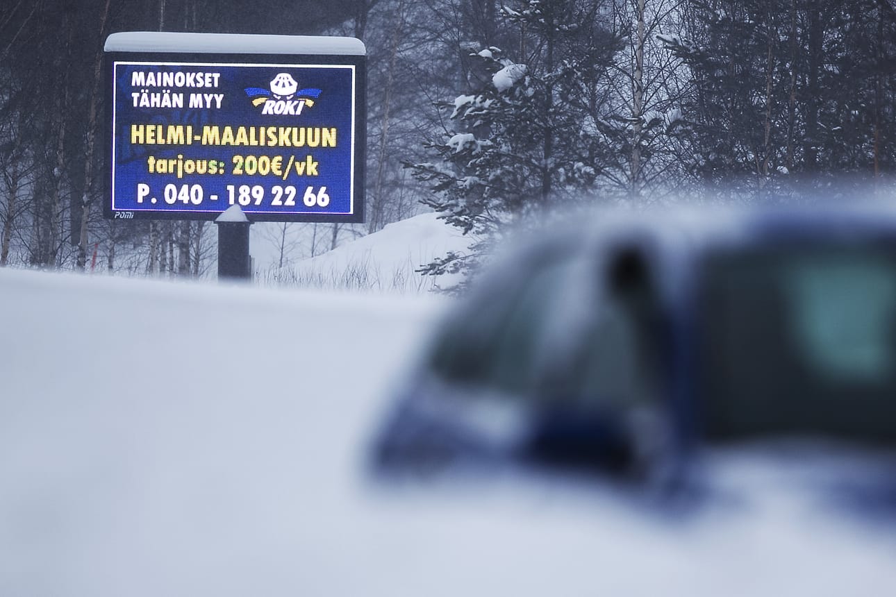 Rovaniemen Kiekon historian ensimmäisellä Mestis-kaudella taustayhtiö myi tilaa Nelostien varressa olleessa mainostaulussa. Taustayhtiö joutui myöhemmin käräjille maksamattomien vuokrien seurauksena.