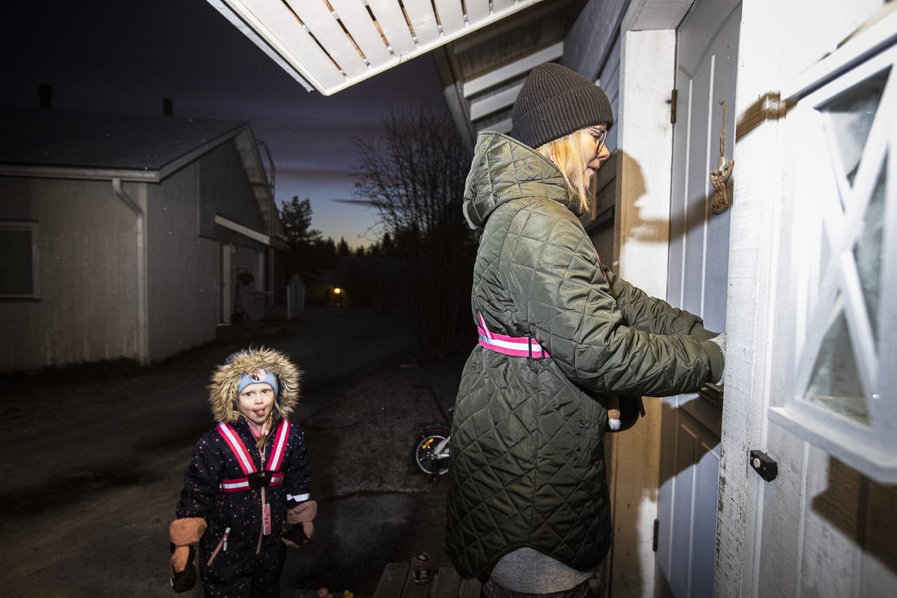 Sanni Pikkarainen kertoo haaveilleensa muutosta pois Peiponpolulta jo kolmen vuoden ajan. Isommista vuokra-asunnoista on kuitenkin kova pula. Jätteiden kertyminen roskakatokseen suututti, ja nyt kun lämmitys katkesi, ei ymmärrystä vuokraisäntää kohtaan enää riitä.