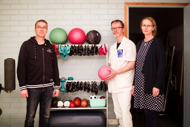 Alajärveläisen Tommi Siirilän vanhemmat Pekka-isä ja Jaana-äiti seurasivat kotonaan televisiosta poikansa mainioita esityksiä Tsekin MM-turnauksessa. Myös Tommin ensimmäinen valmentaja fysioterapeutti Juha Hulkko (kesk.) oli hengessä mukana. KUVA: KRISTA LUOMA