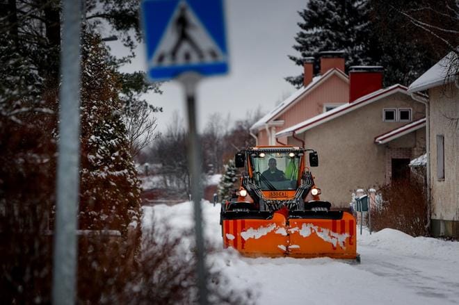 Kun kaupunki on puhdistanut lumet kadun sivuun, ne siirtyvät tontin haltijan omaisuudeksi. Kuva Jaakko Elenius