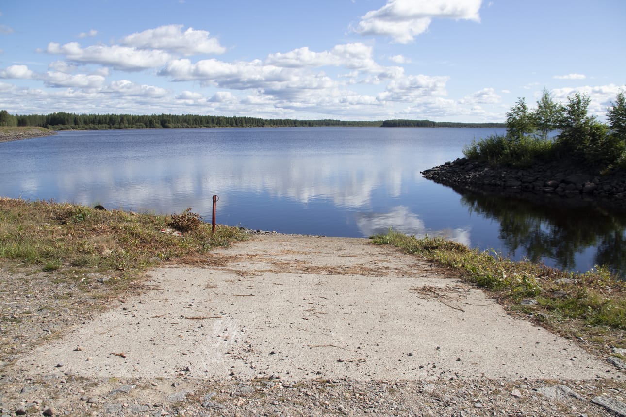 Uljuan tekojärven vesitaso on alhaalla niin, että matalaa on pitkälti veneidenlaskupaikoilta.