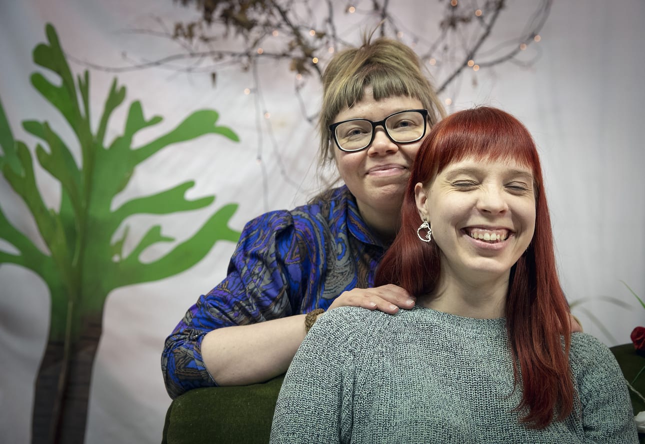 Taimiteatterin ydinkaksikko, Mau Järvinen (vas.) ja Reija Korkatti, vierellään Silmu Suhosen lempipuu, johon lapsiyleisö saa askarrella omat lehtensä. –¿Meillä on toiveena, että esityskauden lopussa puussa olisi paljon lehtiä.