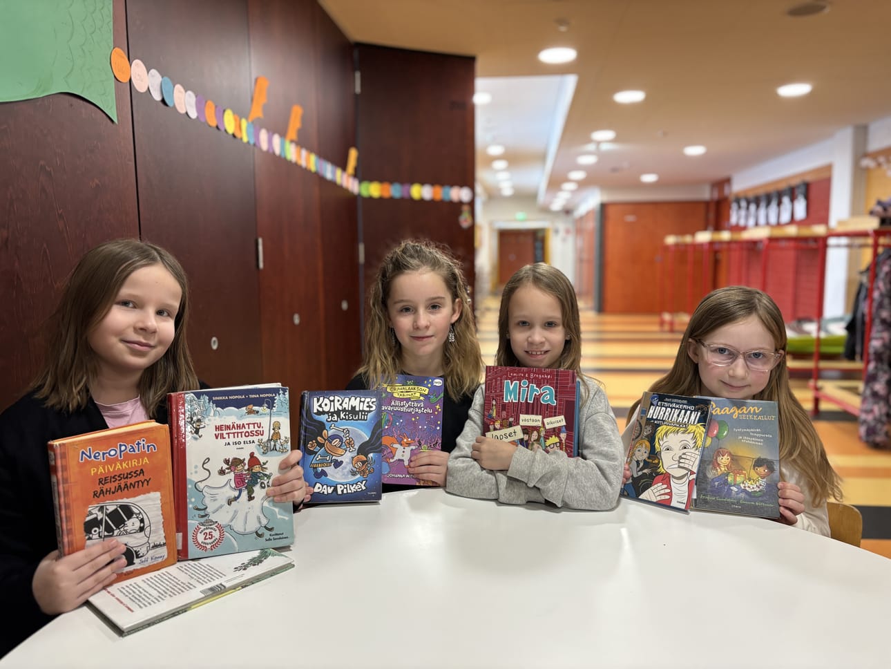 Nummen koulun oppilaat Siiri Huhtala, Mariia Yemelianova, Mila Karkia ja Minja Pennanen esittelevät lempikirjojaan.