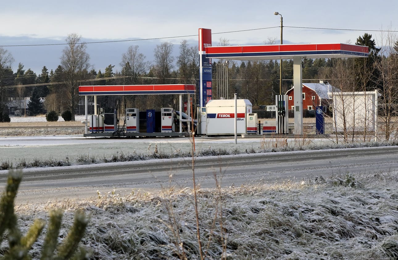 Teuvan Teboil-asema sijaitsee kantatie 67:n varressa Kirkonkylässä. Sen lisäksi paikkakunnalla on vain yksi toinen huoltoasema, ABC.