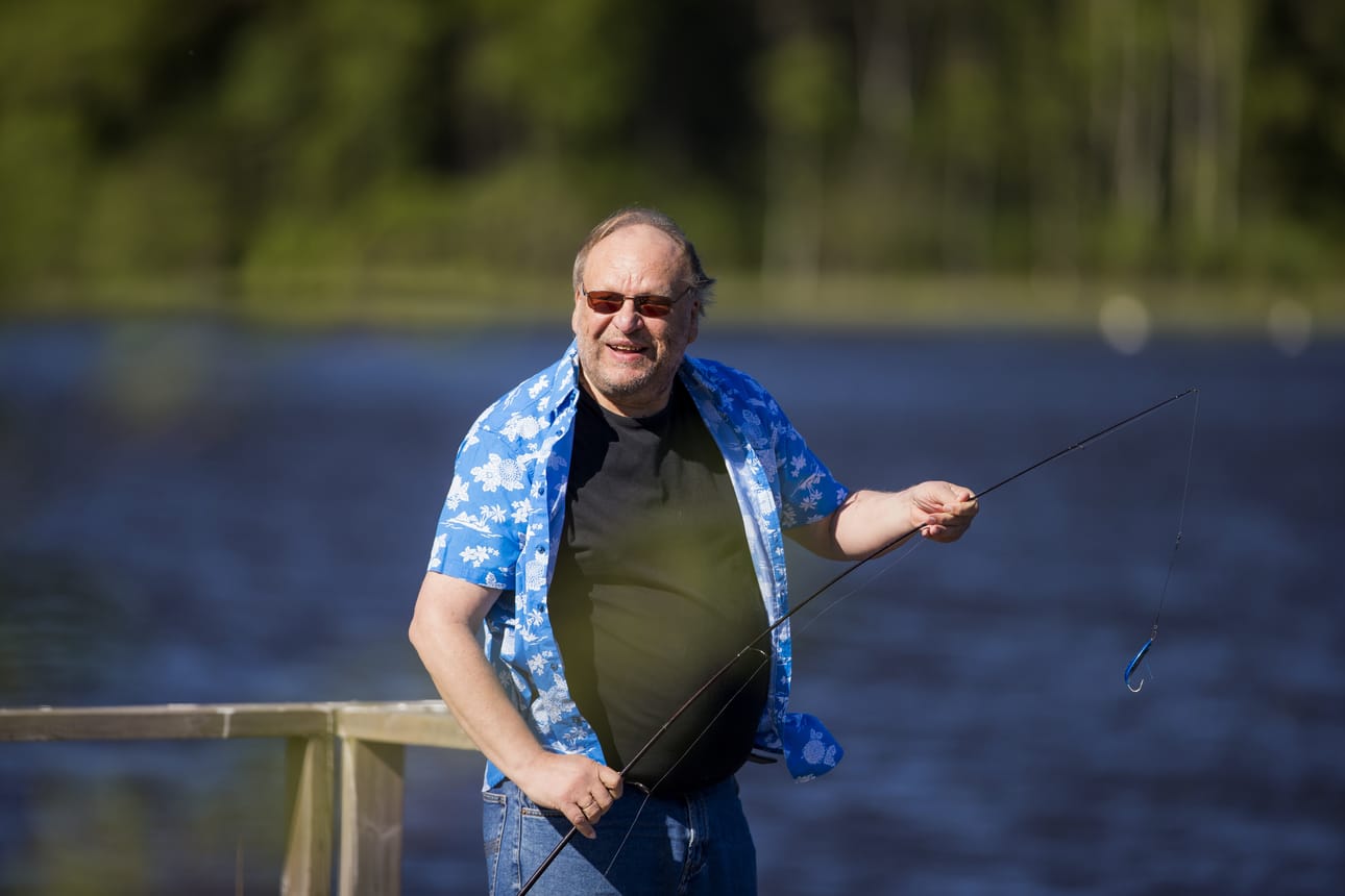 Seurakuntapastori Teemu Kakkuri kävi testaamassa Järvelänjärven kala-apajat. Noin puolen tunnin aikana ei noussut yhtään kalaa.
