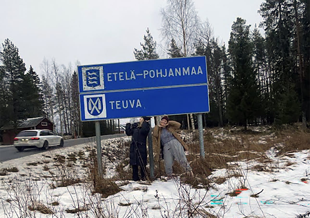 Elena Liski (oikealla) vieraili ystävänsä kanssa jokin aika sitten Teuvalla, joka oli hänen 38:s kuntakohteensa. Hänellä on aina tapana otattaa itsestään kuva kuntakyltillä.
