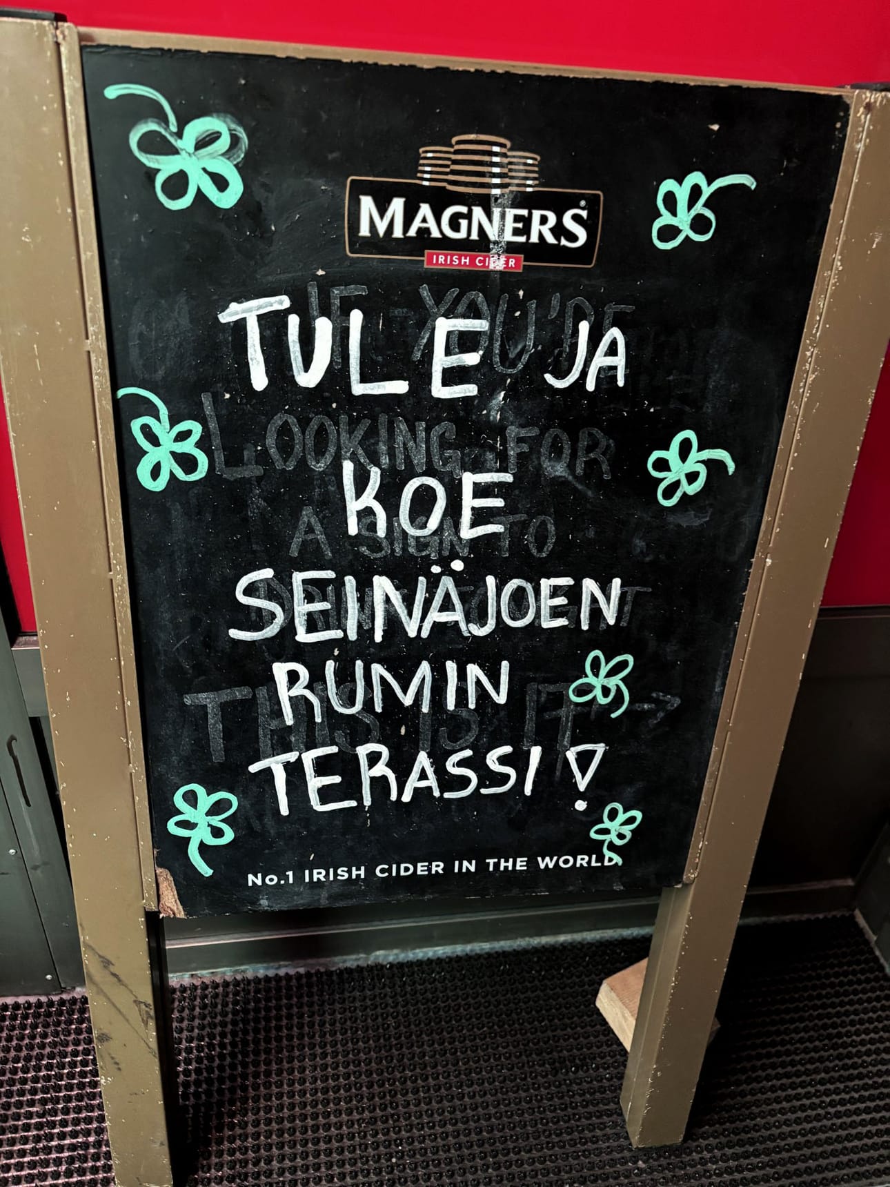 Kyltti on pystyssä aukioloaikoina baarin edustalla Matti Visannin kujalla.