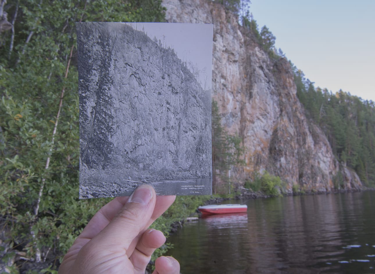 Katsellessani suomalaisen valokuvan pioneerin Into Konrad Inhan vuonna 1892 ottamaa valokuvaa Paanajärven Ruskeakalliolta, katselen paikkaa, joka muodostui suomalaisten varhaisten turistimatkojen ihmettelyn kohteeksi. Komea pystysuora kallioseinämä kiehtoo katsojaa poikkeuksellisen ulkonäkönsä puolesta ja vetää puoleensa. Kun vihdoin pääsen itse käymään samalla paikalla etsin veneellä oikeaa kuvakulmaa saadakseni täsmälleen samanlaisen valokuvan Ruskeakalliosta kuin Inhakin. Hämmästyn ja liikutun. Sadassa vuodessa eroosio ei ole rapauttanut kalliota juuri ollenkaan.