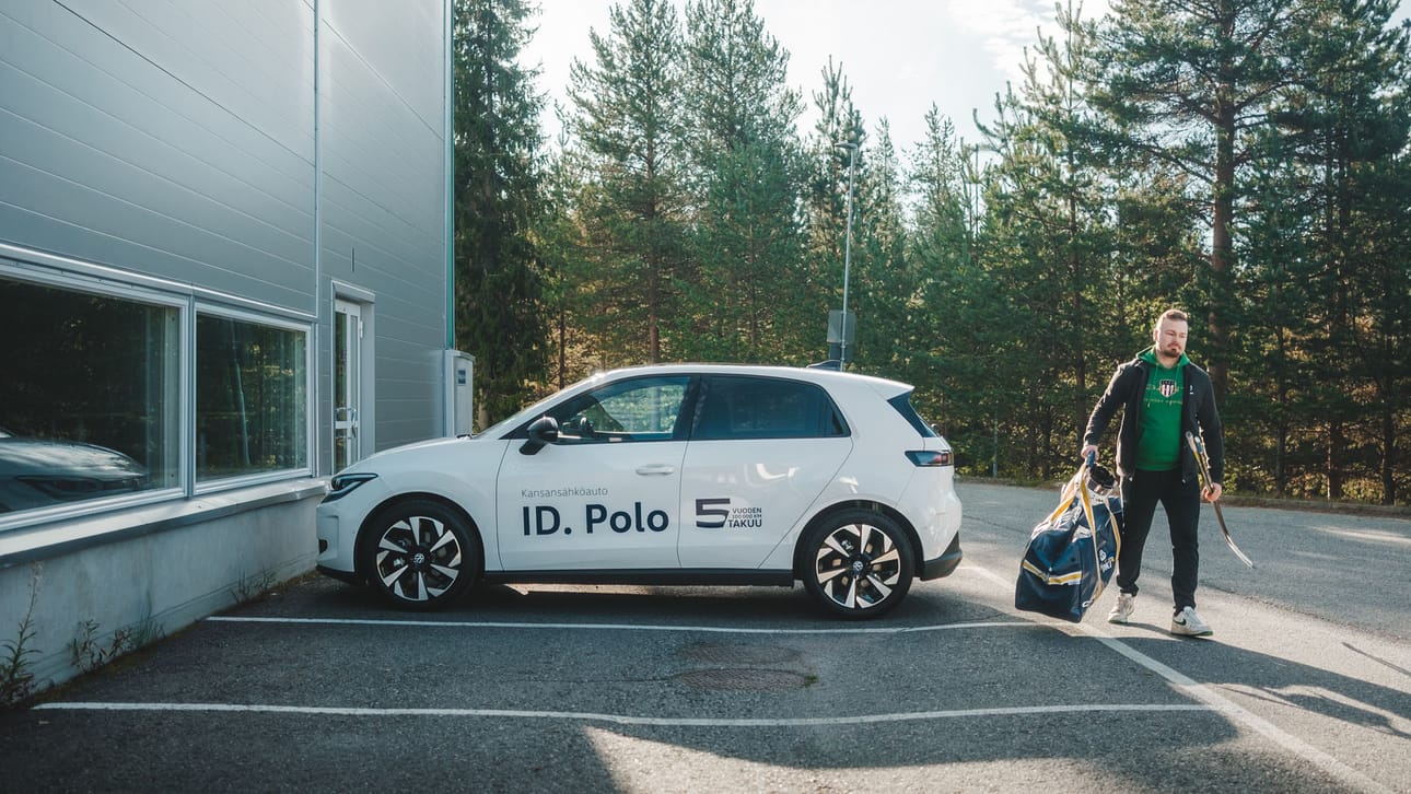 Jääkiekon kautta syntyneet tuttavuudet näkyvät välillä myös Juha-Antti Louhikosken työssä Volkswagenin hyötyajoneuvojen myyntipäällikkönä. Kun kiekkopiireissä tulee tarve vaihtaa autoa, moni kääntyy tutun myyjän puoleen.