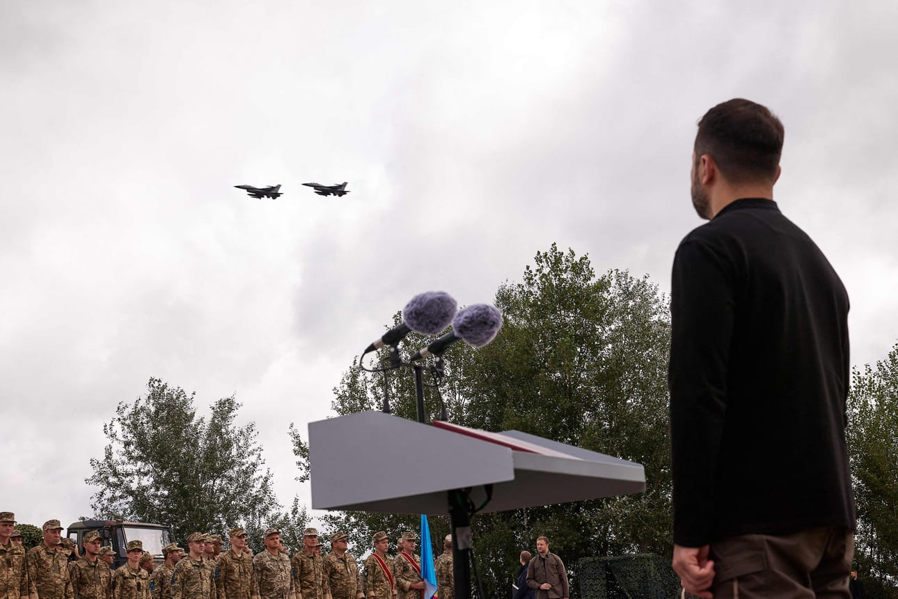 Ukrainan presidentti Volodymyr Zelensky katsoo F16-hävittäjien lentoa 4. elokuuta Ukrainan ilmavoimien juhlapäivänä.