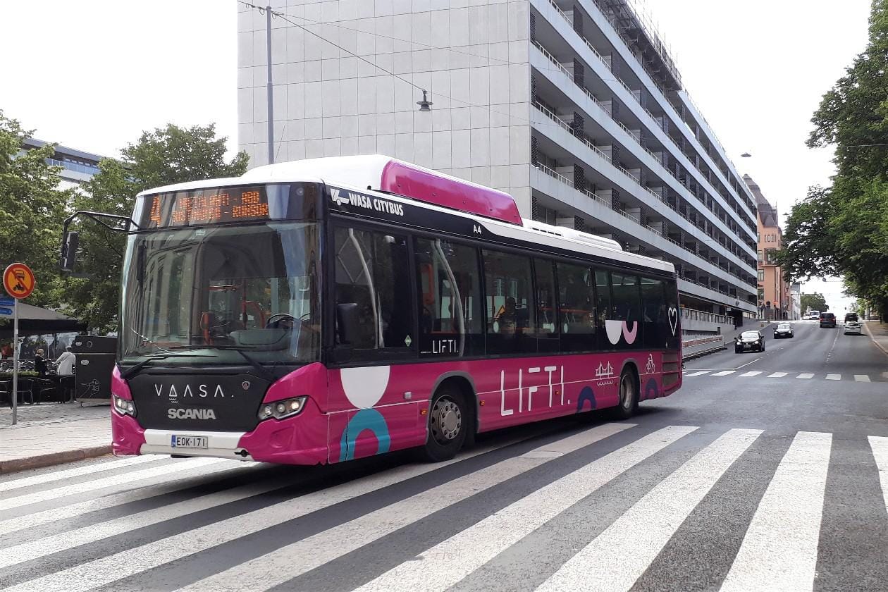 Pinkit bussit piristävät Vaasan katukuvaa. ARKISTOKUVA