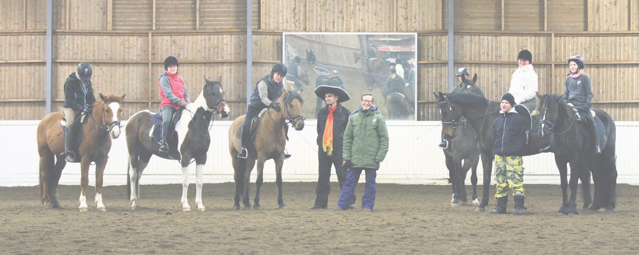 Oulunsalon ratsastuskoulun yöratsastajat ja "Tres Amigos" eli talliyrittäjä Kari Mattila sekä ratsastuksenohjaajat Petri Lopakka ja Niko Häikiö.