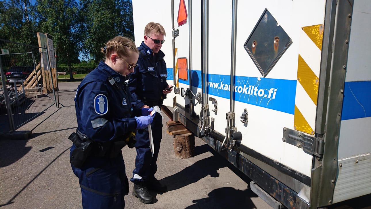 Poliisit tutkivat paanujen myyntipisteen murtojälkiä Oulaisten kirkkomaalla.