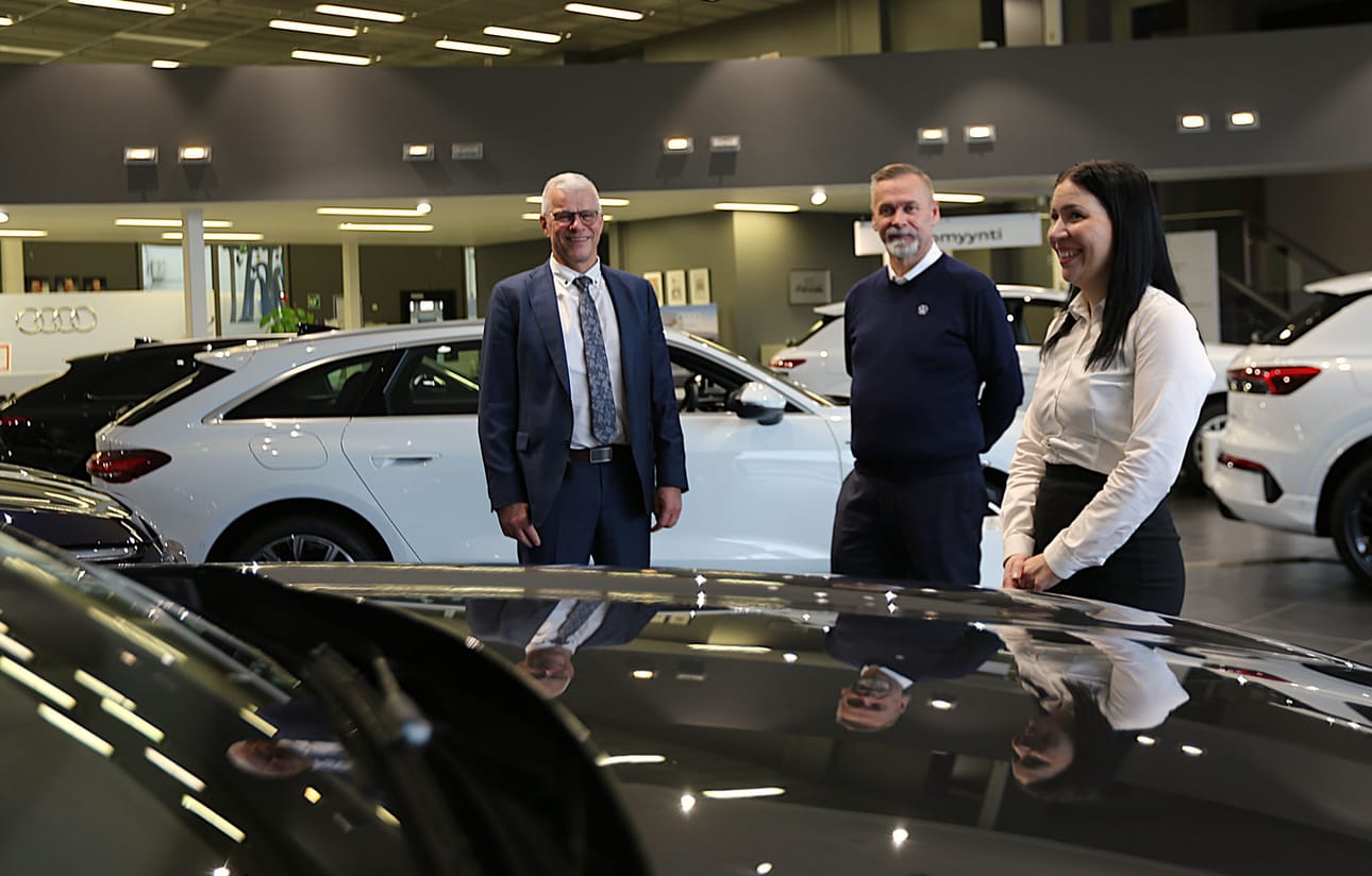 Toimitusjohtaja Timo Hannuksela, Volkswagen-myyjä Mika Mähönen ja Audi-myyjä Susanna Annola ovat iloisia Pörhön Autoliikkeen menestyksestä Auto Bild Suomen uusien autojen jälleenmyyjäketjujen vertailussa.