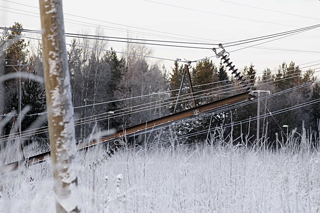 Huonesuon voimajohtopylväs katkesi tammikuun lopussa. Katkennut pylväs aiheutti sähkökatkoja ja ongelmia kaukolämpöön.