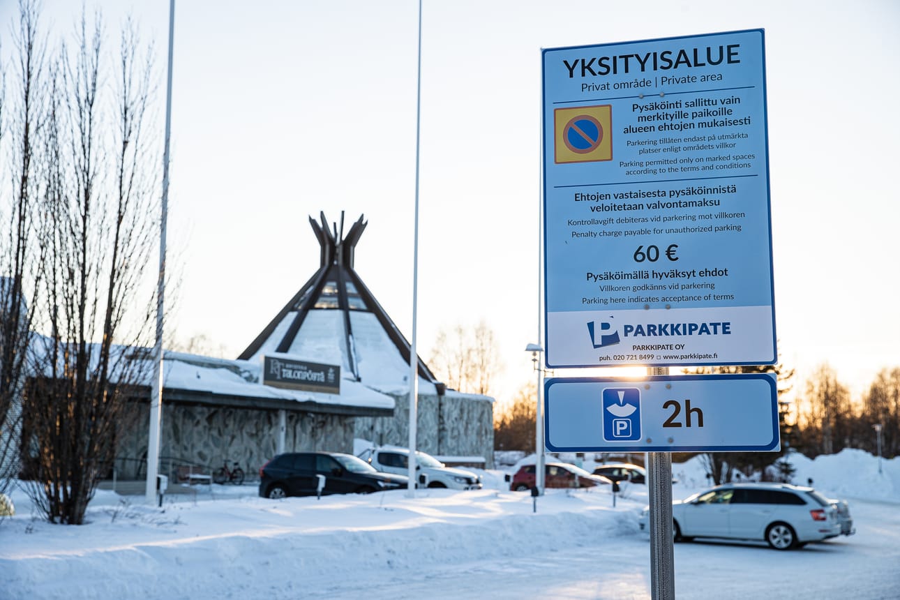 Kirjoittaja ihmettelee, kuinka on mahdollista, että koko Kuusamon keskustan suurimmalla parkkipaikalla on uupelo parkkipaikoista.