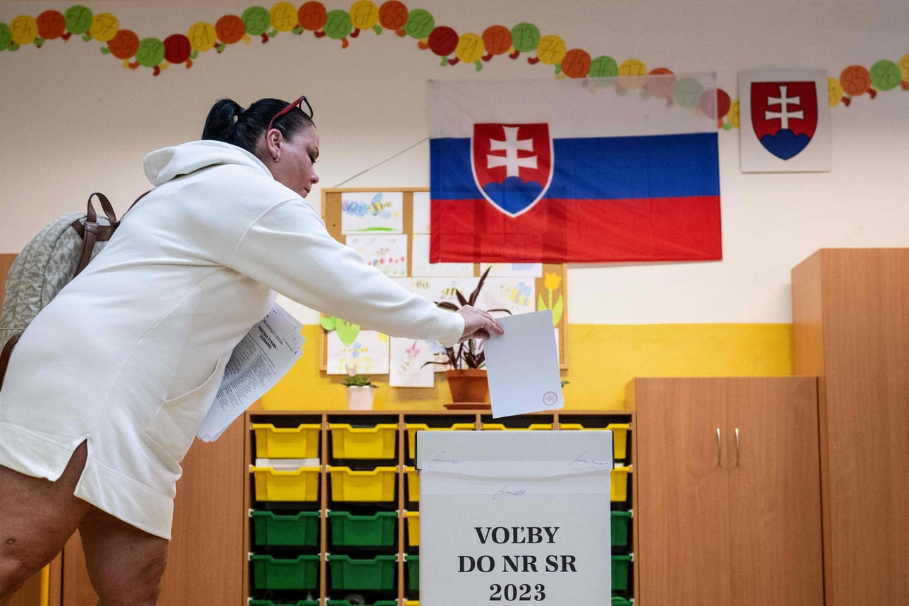 Vaaliuurnat avattiin Slovakiassa aamukahdeksalta, ja ne sulkeutuvat iltayhdeltätoista Suomen aikaa. Lopulliset tulokset valmistunevat huomisaamuna. LEHTIKUVA/AFP
