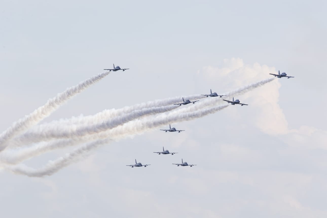 Italialaiset taitolentäjät harjoittelivat Oulunsalon yllä perjantaina.