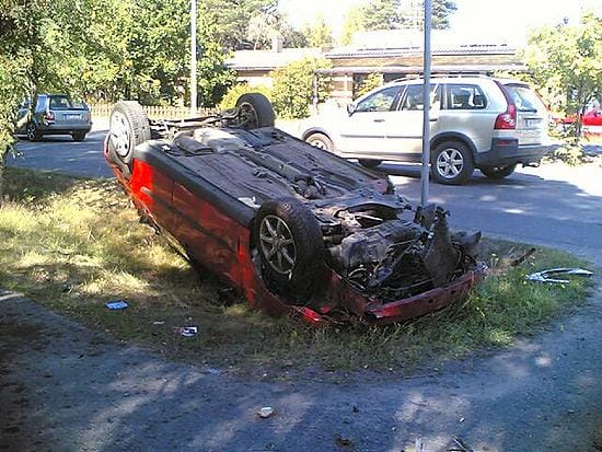 Nuorten miesten kaahailu varastetulla autolla päättyi kolariin Iin keskustassa.