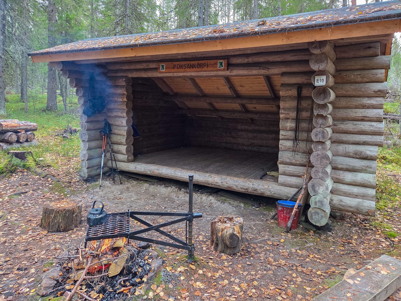 Pöksänkorven laavu on hyväkuntoinen ja polttopuita riittää ainakin toistaiseksi.