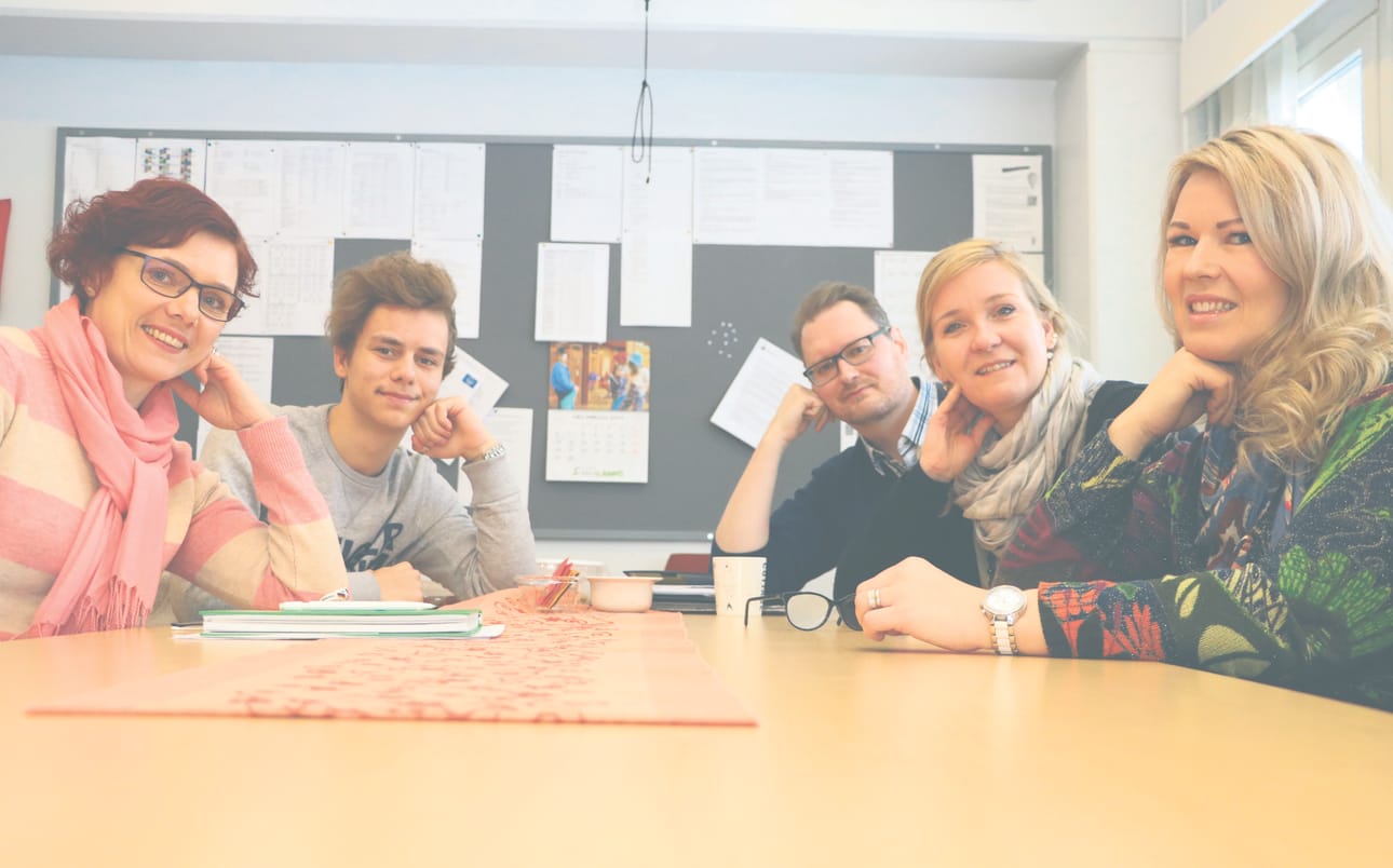 Yrittäjyys ei ole kivireki eikä yrittäjäksi ryhtymistä ole syytä pelätä, tähdentävät Pauliina Pakaslahti, lukion kakkosluokkalainen Elias Kvist, yhteiskuntatieteiden opettaja Miika Pöntinen, rehtori Tiina Partanen ja yrittäjä Heli Ojamaa.