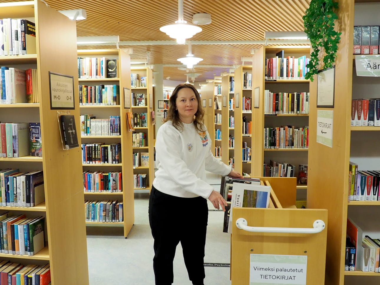 Posiolla kaksi vuotta kirjastovirkailijana työskennelleen Maiju Päivärinnan mukaan järjestys on tärkeä, vaikka myöntää, että joskus aineistoa on hetken aikaa hukassa omassakin työpisteessä.