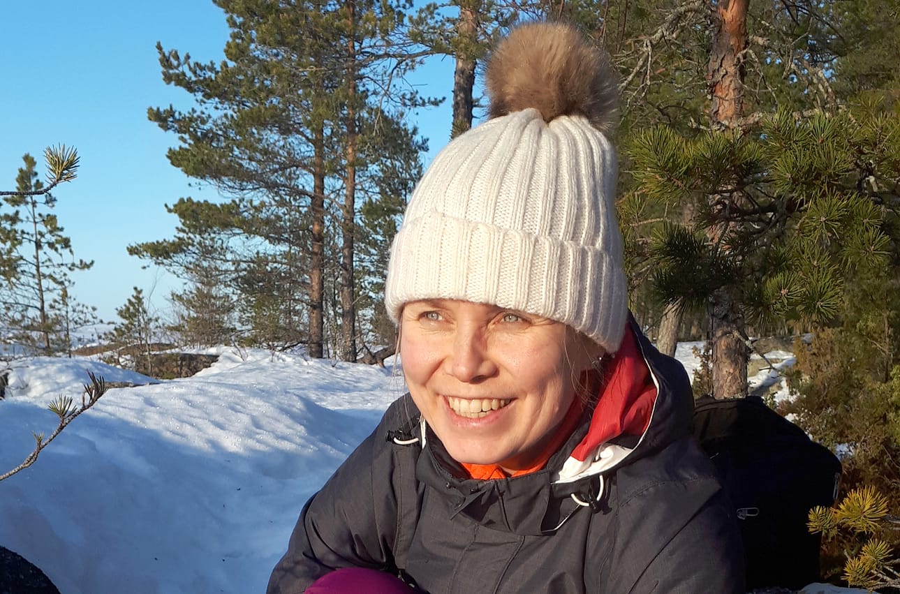 Heidi Matinlassi on ylpeä rovaniemeläisestä taustastaan ja murteestaan. Nykyisin hän käyttää paljon myös ruotsin kieltä ja kertoo koululaisille ruotsin hyödyistä