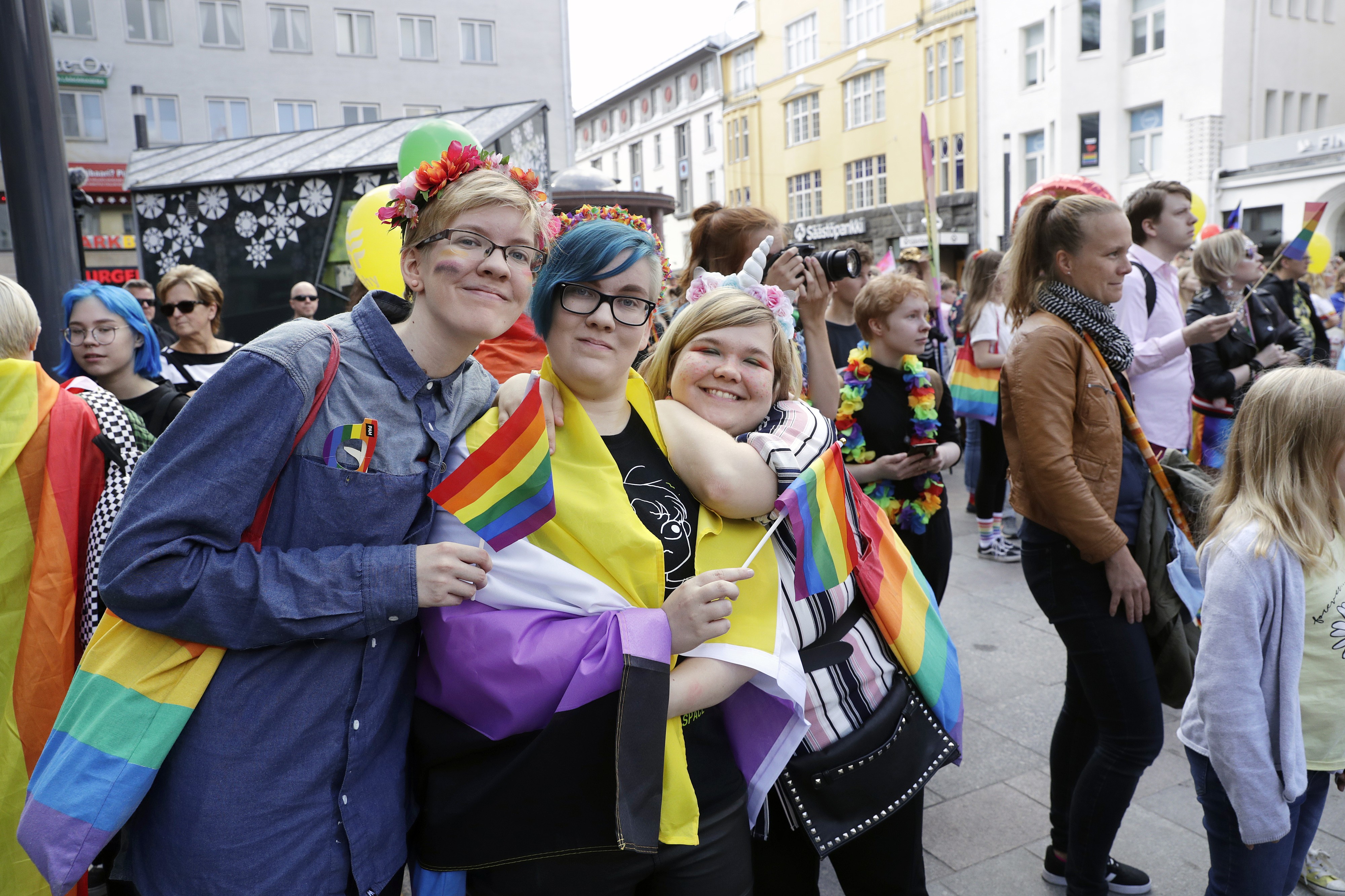 Piia Kallion (vas.), Riinu Kallion ja Janita Pätsin mukaan parasta Prideissa on yhteisöllinen tunnelma. Ystävykset ovat osallistuneet Pride-juhliin myös aiemmin Oulussa ja Helsingissä.