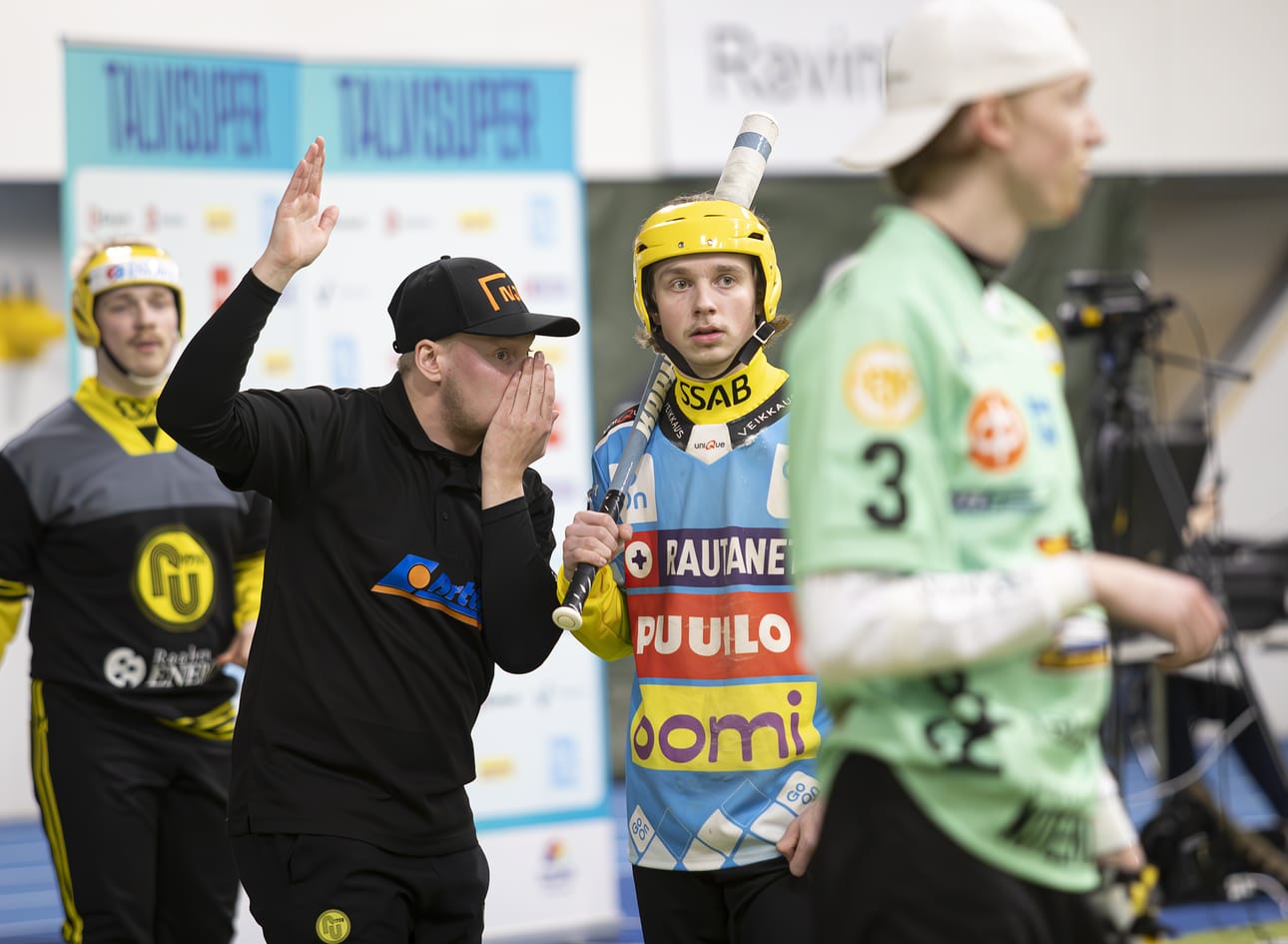 Kuvassa jokeripaita päällä olevalla Miska Laitilalla on ollut viime aikoina kiireitä, sillä lauantaina ja sunnuntaina hän pelasi miesten Superpesiksessä ja maanantaina poikien Superpesiksessä.