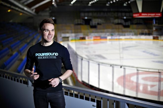 Promoottori Tommi Mäki kertoo, että tulevakin Polar Soundin järjestetään jäähallilla. Kuva: Tomi Kosonen
