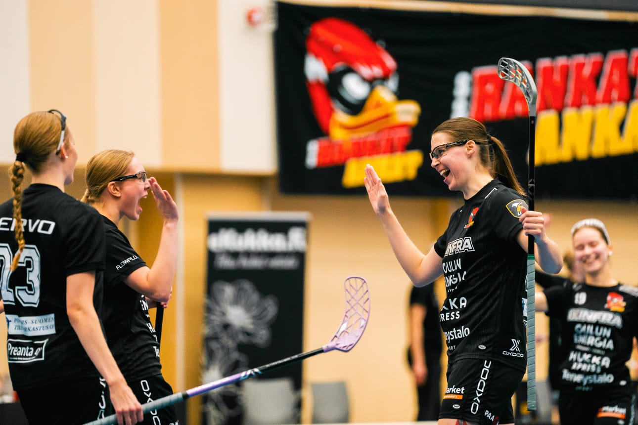 Aada Tervo (vas.), Pinja Pesonen, Salla Suomela ja Oona Lehtinen juhlivat Rankkojen Ankkojen 4–1-maalia.