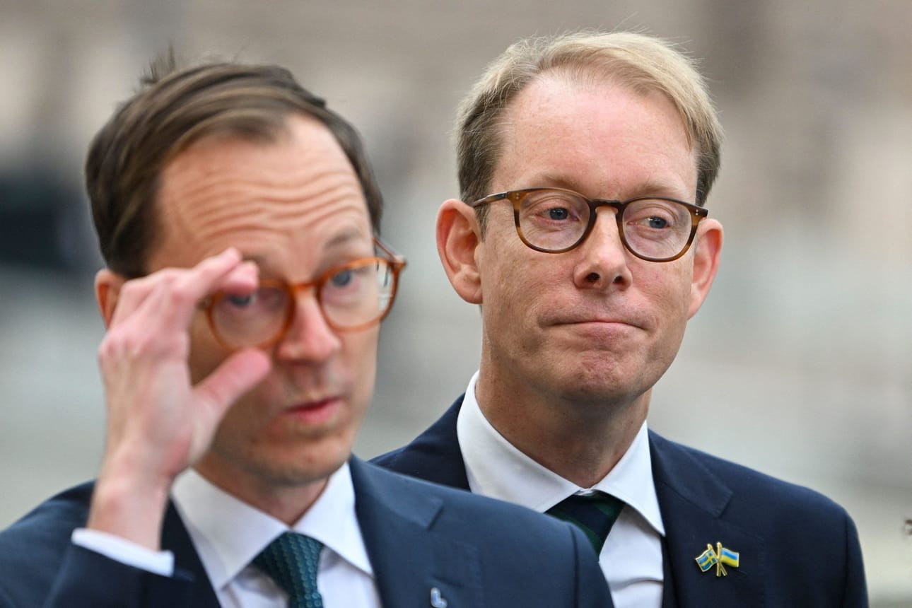 Ulkoministeri Billström (oikealla) on toiminut aiemmin muun muassa maltillisen kokoomuksen ryhmäjohtajana Ruotsin valtiopäivillä. LEHTIKUVA/AFP