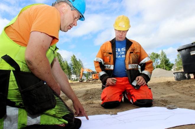 Merijärveläinen Kjell Kankaanpää ja uttermossalainen Esa Uusitalo ovat jo käärineet hihat Itäpuolen rivitalotyömaalla. KUVA: LOTTA KALLIO