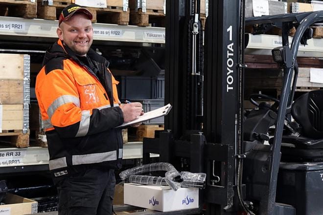 Piristeel oy:n työntekijät ovat henkilöstökyselyjen mukaan tyytyväisiä työpaikkaansa ja vaihtuvuus on pientä. Kuvassa Tarmo Järviluoma pakkaamosta. KUVA: KATJA KANKAANPÄÄ