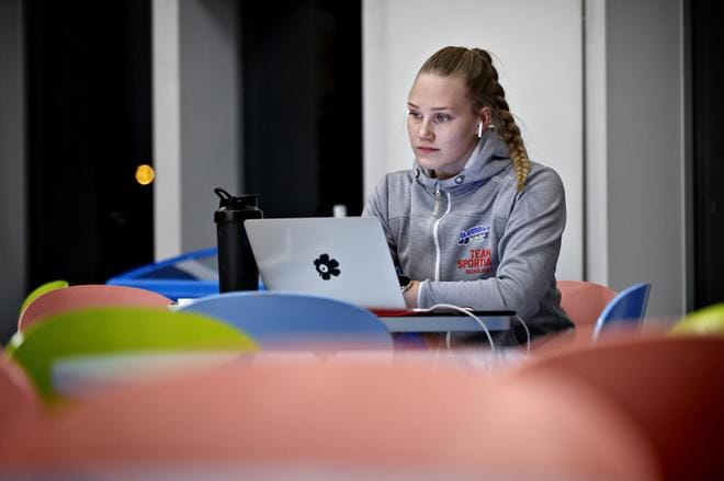 JymyVolleyn tuore vahvistus Venla Hyttinen opiskelee lääkäriksi. Tässä on meneillään kardiologian etäkurssi. KUVA: TOMI KOSONEN