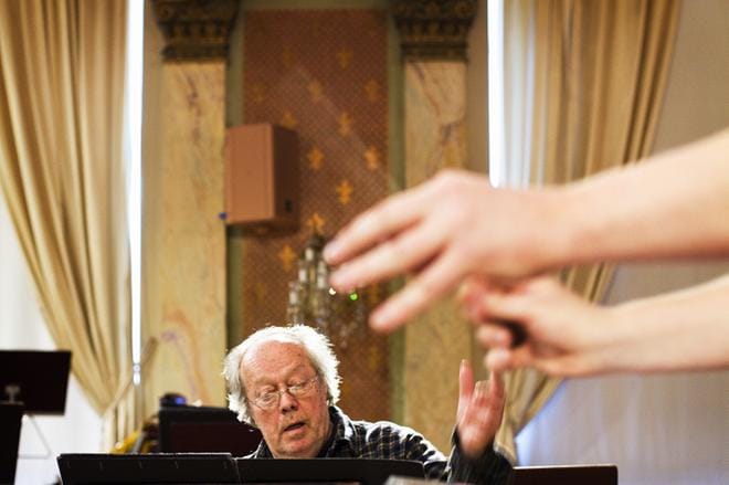 Kauhajoen lahja maailman musiikkielämälle, Jorma Panula, saa kiitosta suomalaisilta huippukapellimestareilta tavastaan opettaa orkesterinjohtoa. Kuva Panulan kurssilta Vaasasta, mistä moni kapu on ottanut oppia matkallaan kohti suuria saleja. KUVA: JARNO PELLINEN