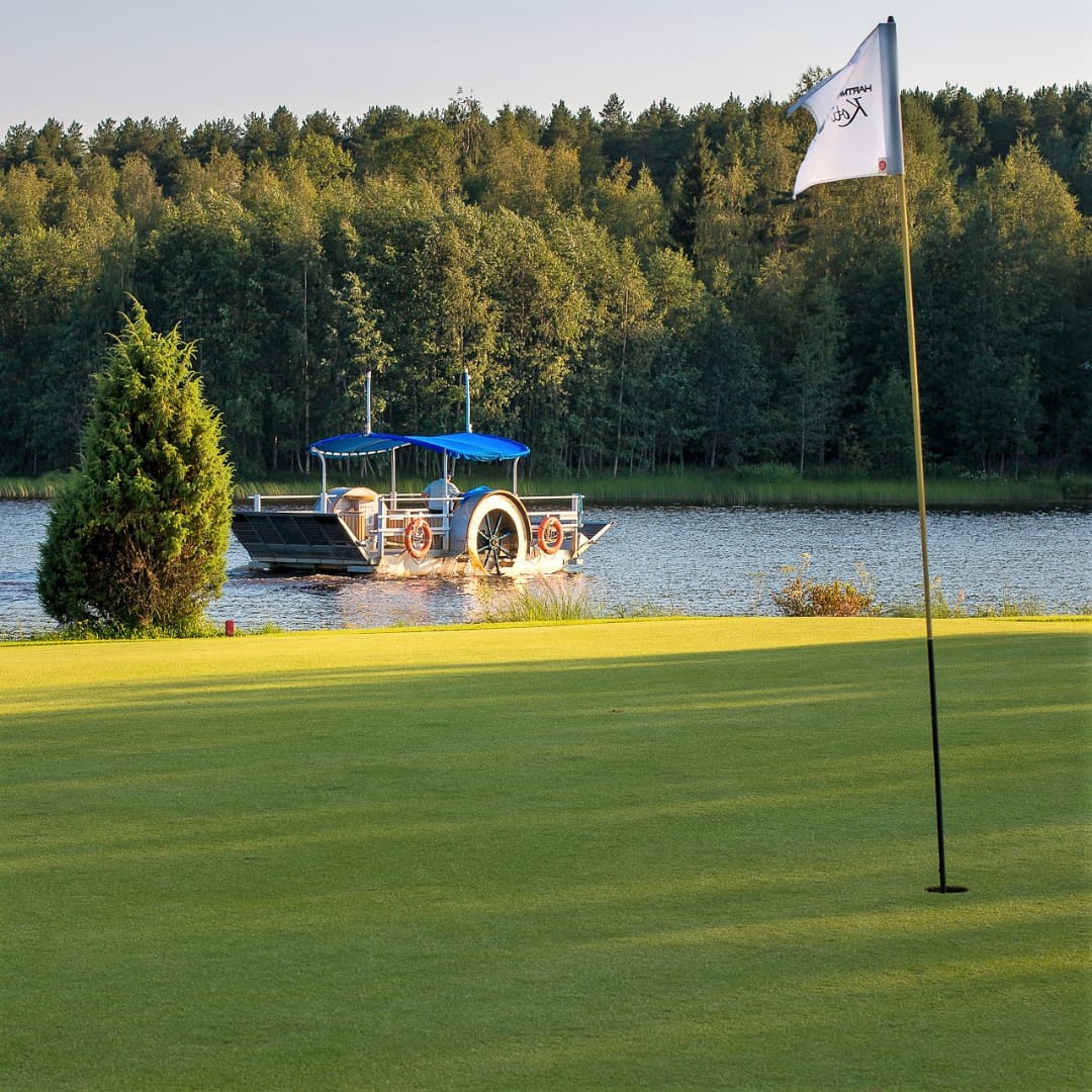 Lappajärven golfkentän erikoisuus on kentän länsi- ja itäpuolen yhdistävä siipiratasalus Albatlossi.