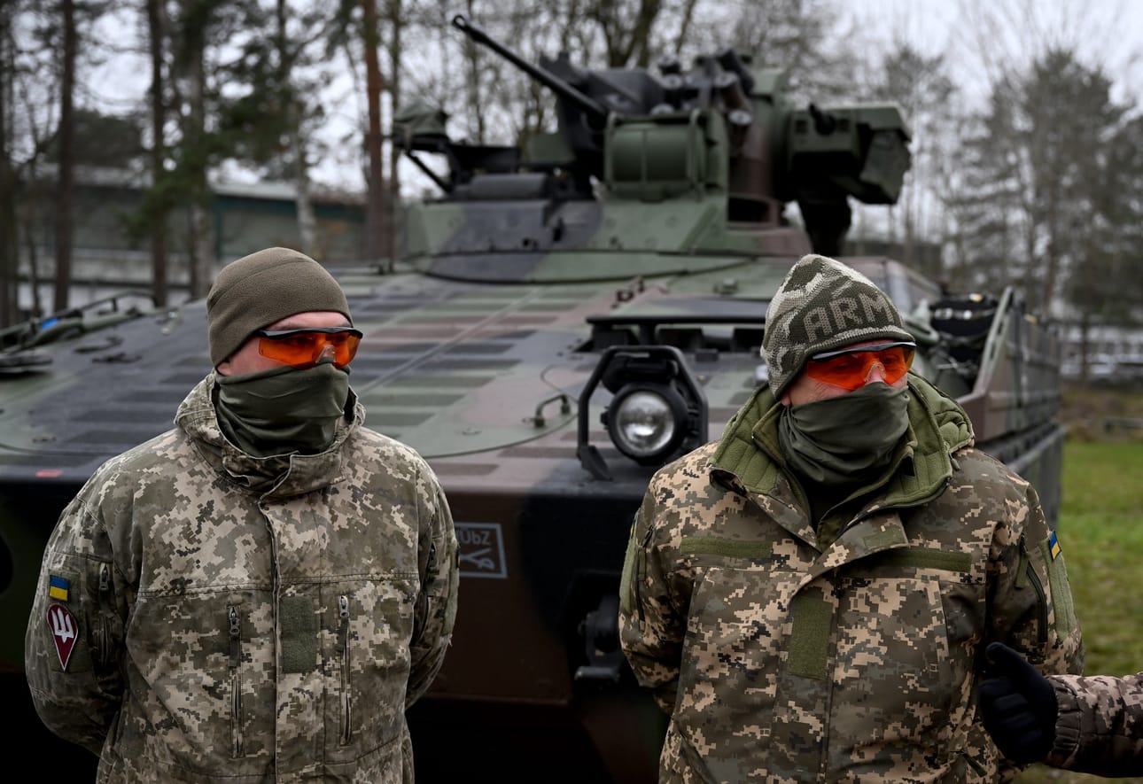 Ukrainalaissotilaat kuvattiin saksalaisen Marder-rynnäkköpanssarivaunun kanssa aiemmin tänä vuonna. Saksa on antamassa lisää myös näitä vaunuja Ukrainan armeijalle.