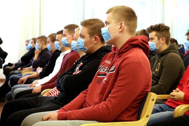 Jottei korona leviäisi, kutsuntoihin tulivat desinfoivat kätensä heti ulko-ovella ja pukivat kasvoilleen maskin. KUVA: ANU NAHKALA