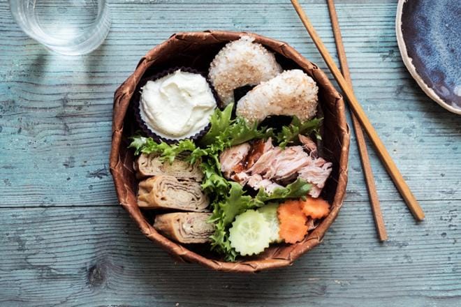 Japanilaista bento-lounasta ei yleensä lämmitetä, vaan ruoka nautitaan huoneenlämpöisenä. Kuva: Elina Ylitervo