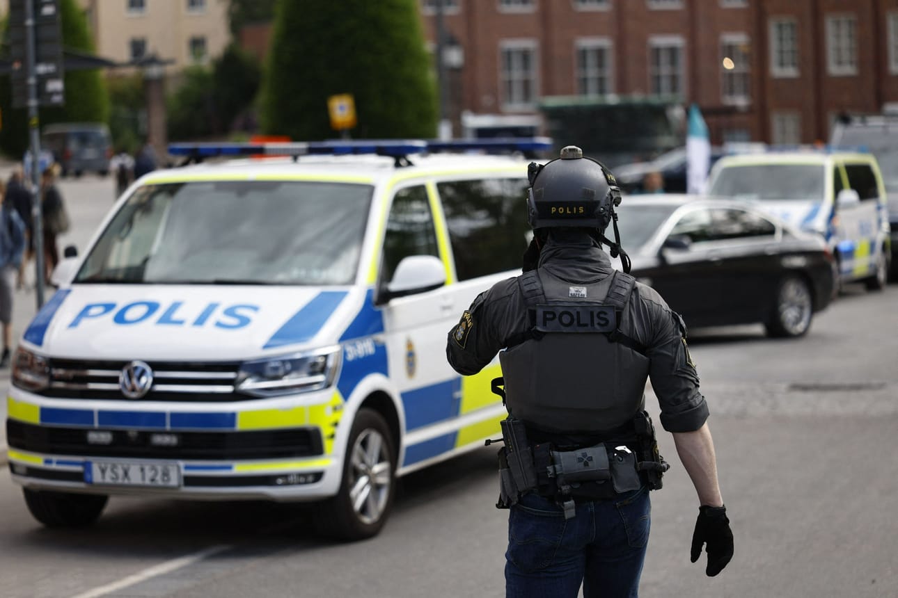 Neljässätoista tapauksessa on vahvaa näyttöä siitä, että poliisin työntekijät ovat paljastaneet salattuja tietoja järjestäytyneelle rikollisuudelle, Dagens Nyheter kertoo. LEHTIKUVA / AFP