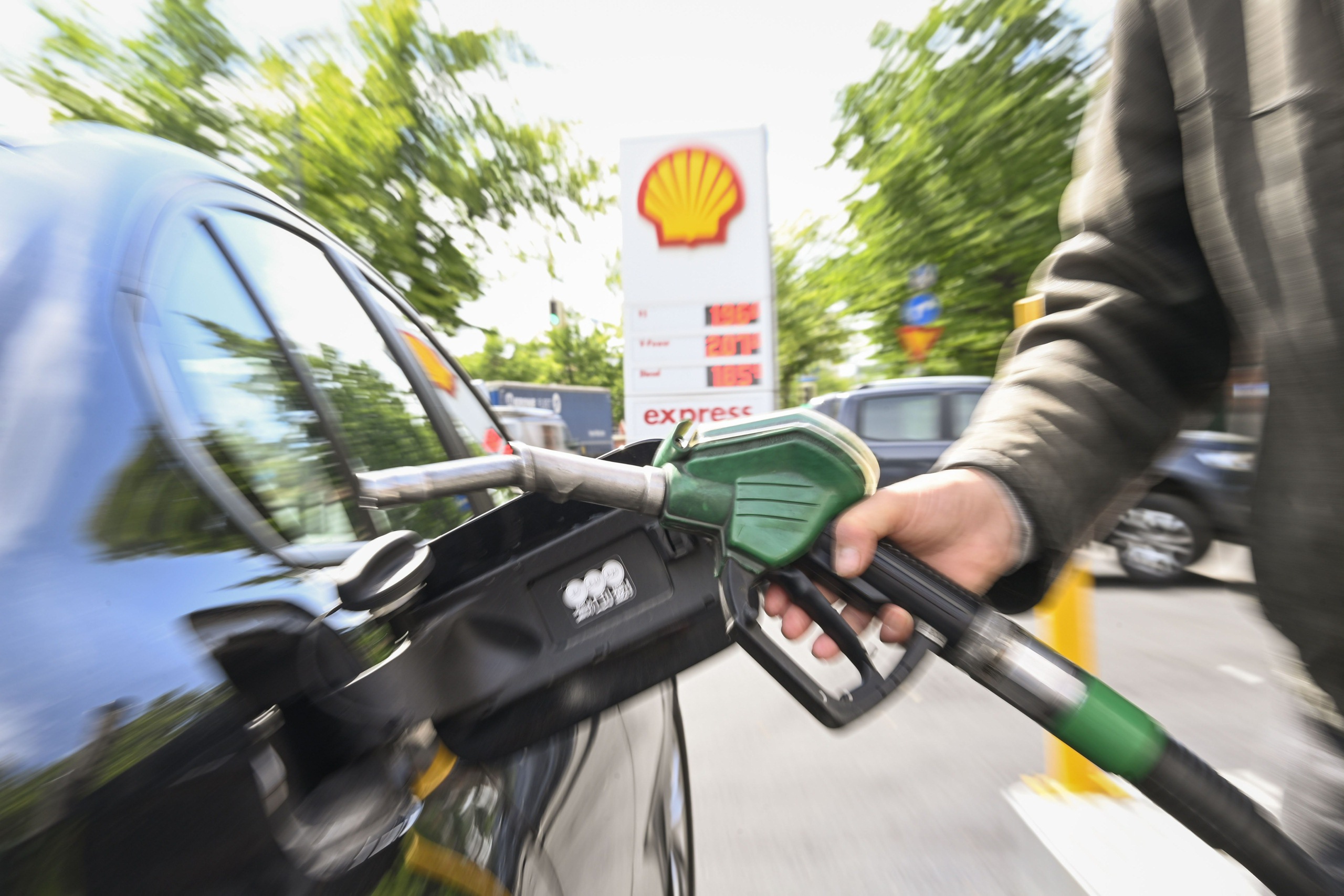 Hallitus suunnittelee veronkevennystä vanhemmille keski- ja suuripäästöisille autoille – niiden vuosittainen ajoneuvovero kevenisi keskimäärin noin 28 euroa, enimmillään 52 euroa