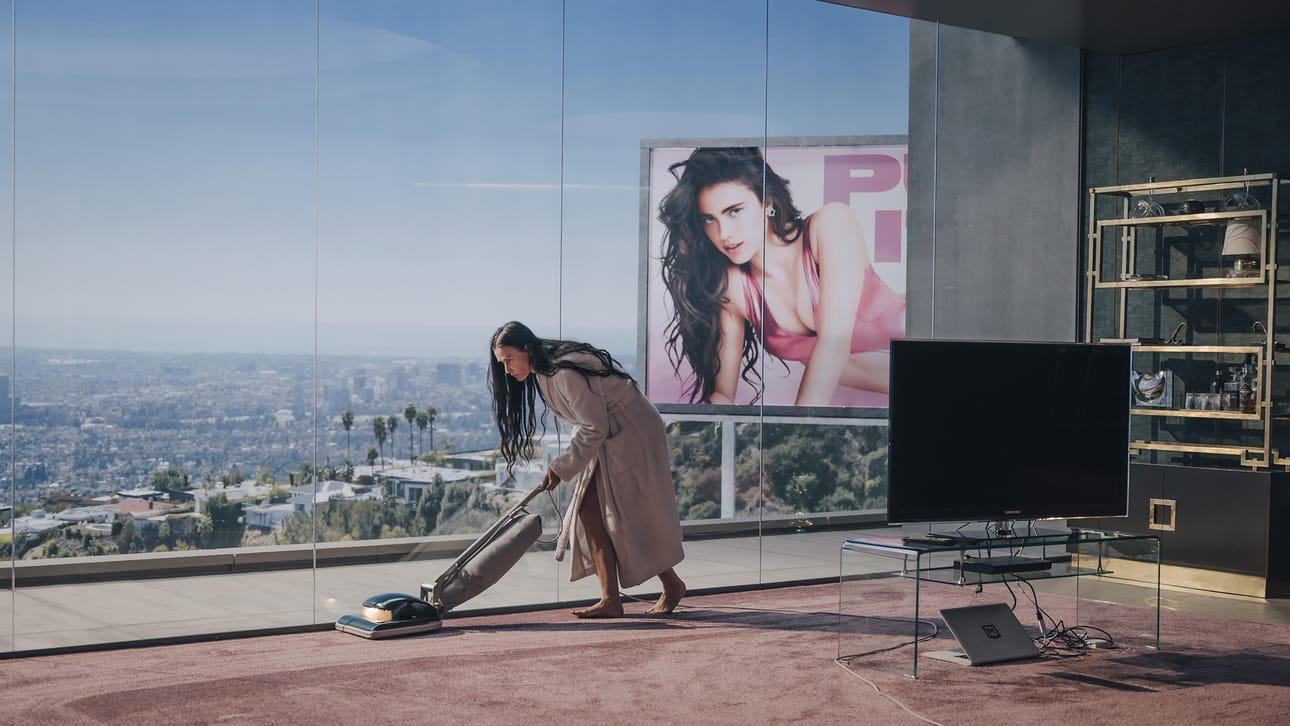 Vanha (Demi Moore) siivotaan pois nuoren (Margaret Qualley, mainostaulussa) tieltä.