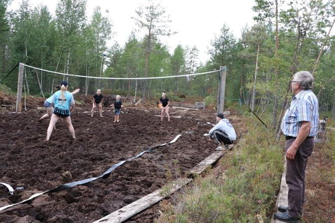 Uutta kenttää testasivat Oona-Mari Marsch, Aino Syväjärvi, Jenni Näsi ja 4-vuotias Pyry sekä Satu Peltoniemi. Katsomossa kannustivat Miro Marsch ja Kalevi Hanimäki. KUVAT: OUTI RANTALA